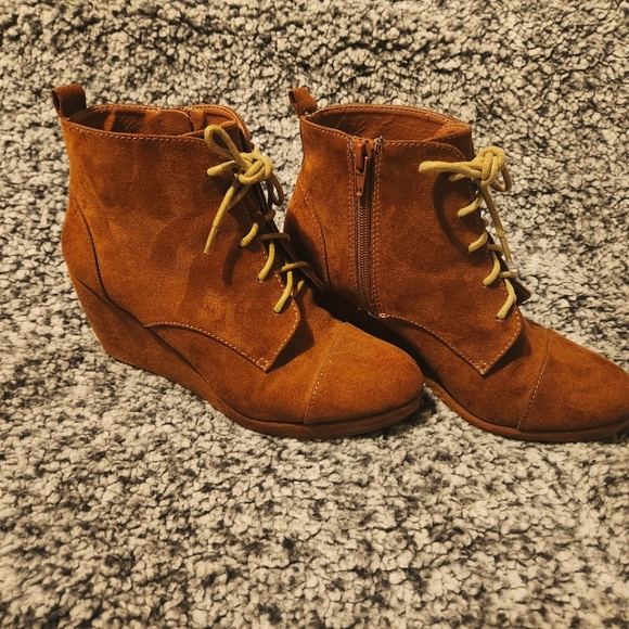 groove Shoes - Groove brand brown size 7 wedge Booties